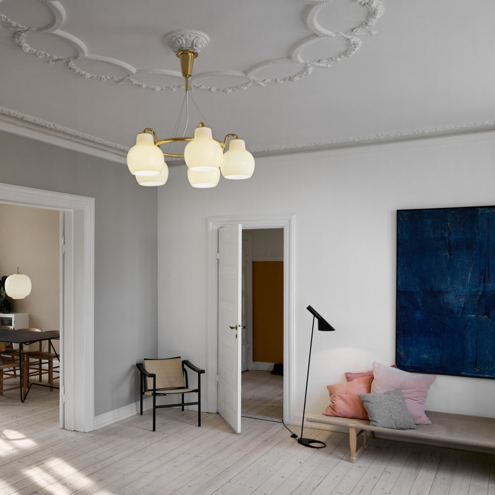 AJ gulvlampe af Arne Jacobsen for Louis Poulsen i farven sort i stue