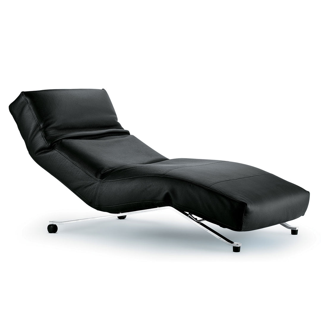 Bring elstra god komfort ind i din stue, med denne daybed fra Eilersen i sort læder og med krom stel 