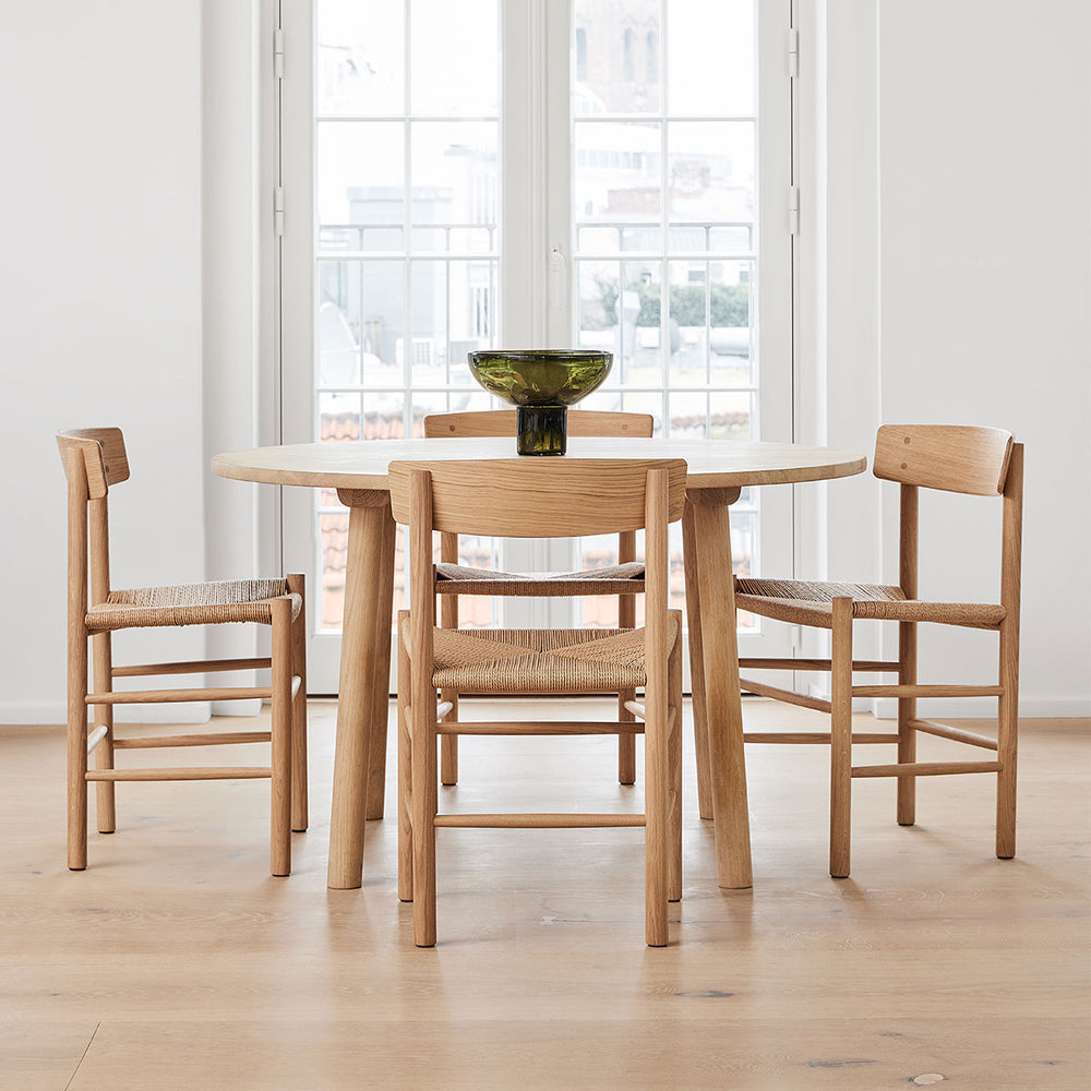 Klassisk J39 spisebordsstol fra Fredericia Furniture med Sæde i naturflet. Stolen er designet af Børge Mogensen. 