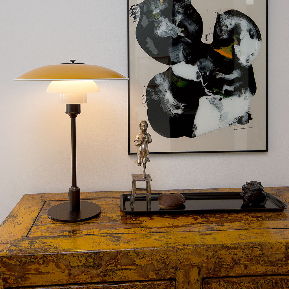 PH 3½-2½ metal bordlampe designet af Poul Henningsen for Louis Poulsen i orange i stue