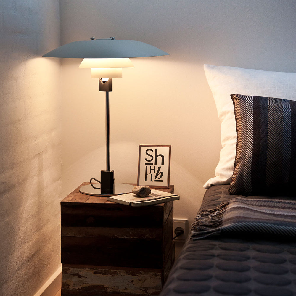 PH 4/3 bordlampe designet af Poul Henningsen for Louis Poulsen på natbord i soveværelse