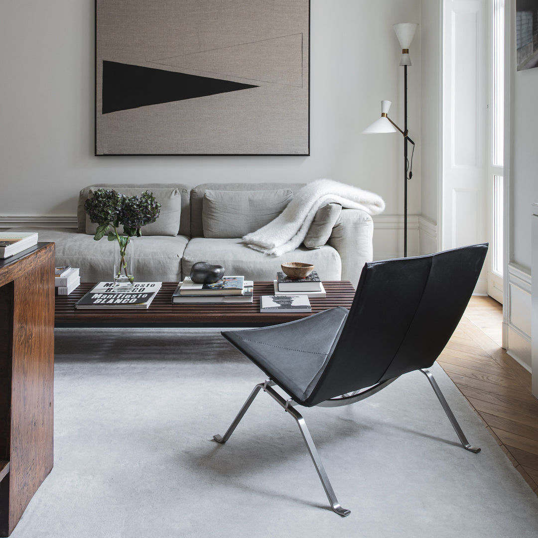 PK22 loungestol designet af Poul Kærholm for Fritz Hansen i sort aura læder