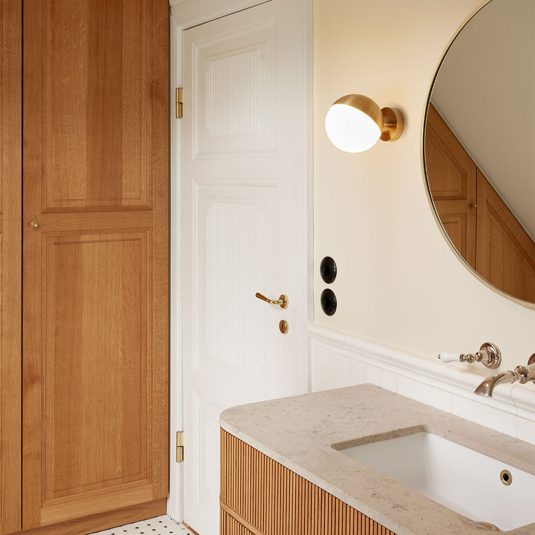 VL studio væglampe fra Louis Poulsen i messing på badeværelse