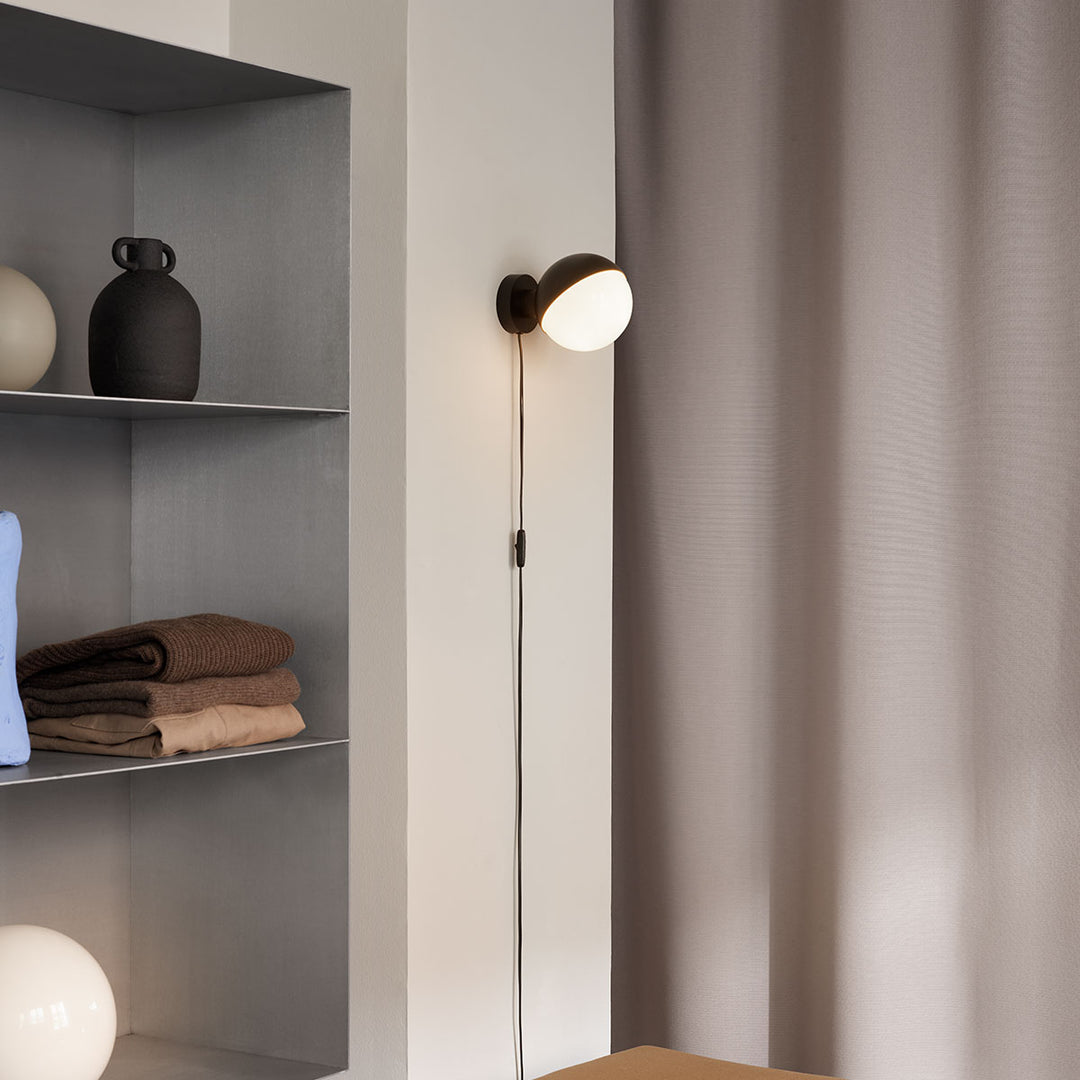 VL studio væglampe fra Louis Poulsen i sort på værelse