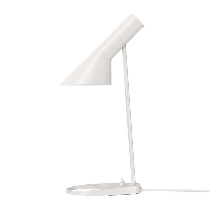 AJ mini bordlampe designet af Arne Jacobsen for Louis Poulsen i hvid