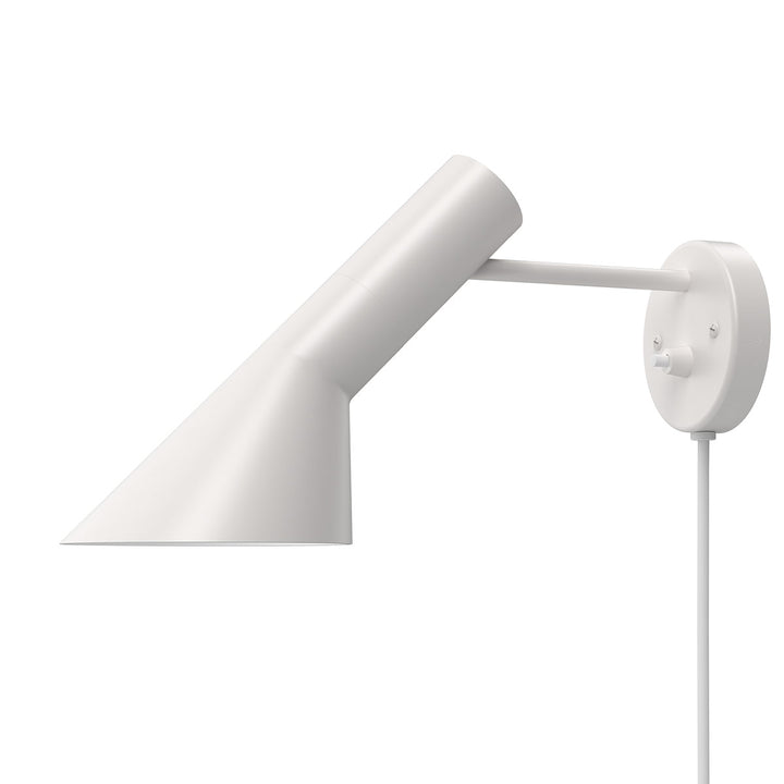 AJ væglampe designet af Arne Jacobsen fra Louis Poulsen i hvid