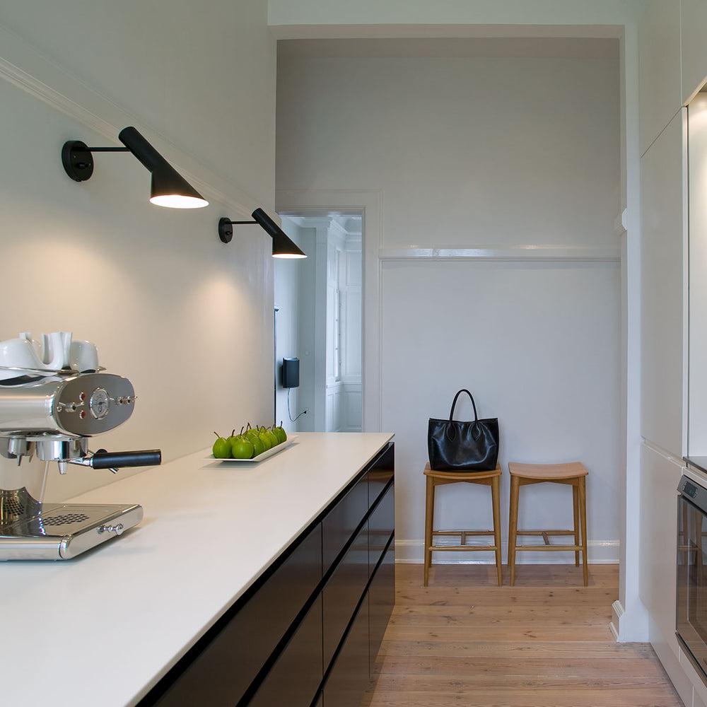 AJ væglampe designet af Arne Jacobsen fra Louis Poulsen i sort i køkken