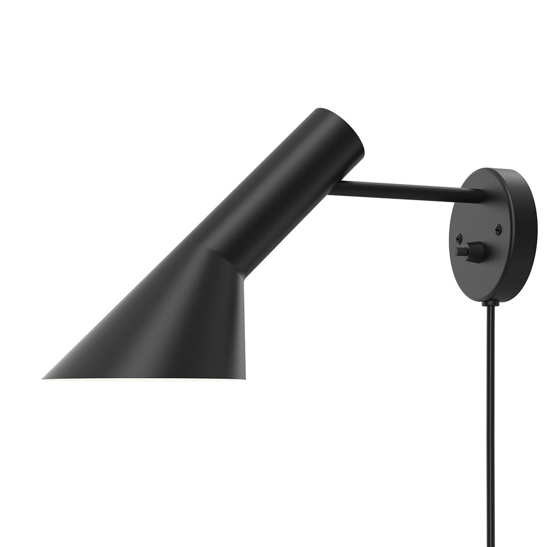 AJ væglampe designet af Arne Jacobsen fra Louis Poulsen i sort