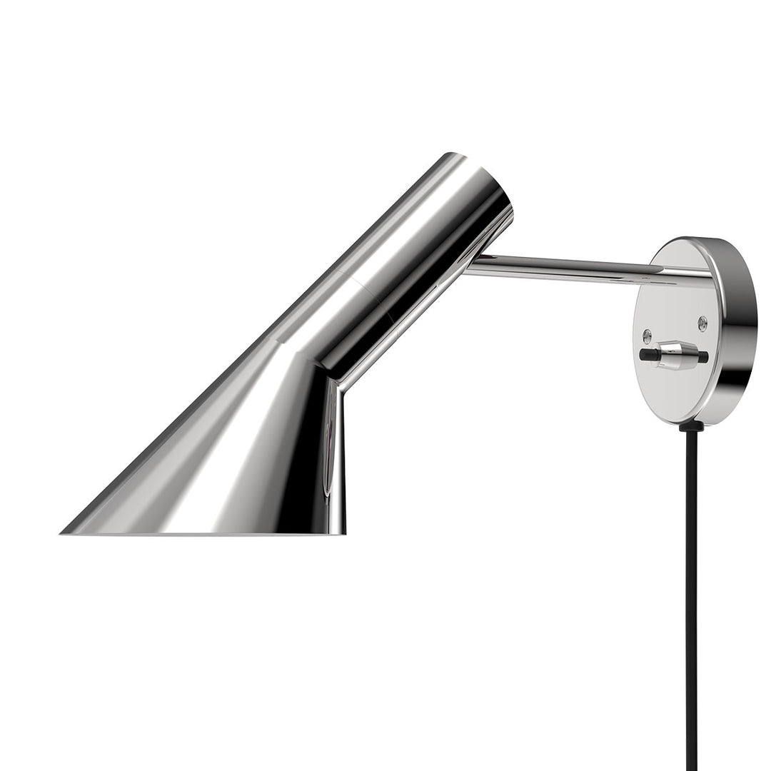 AJ væglampe designet af Arne Jacobsen fra Louis Poulsen i krom