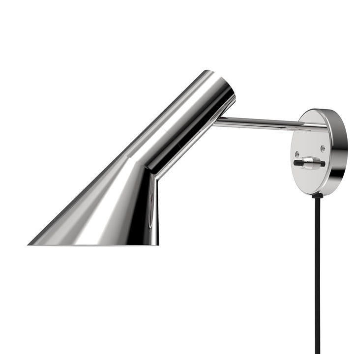 AJ væglampe designet af Arne Jacobsen fra Louis Poulsen i krom