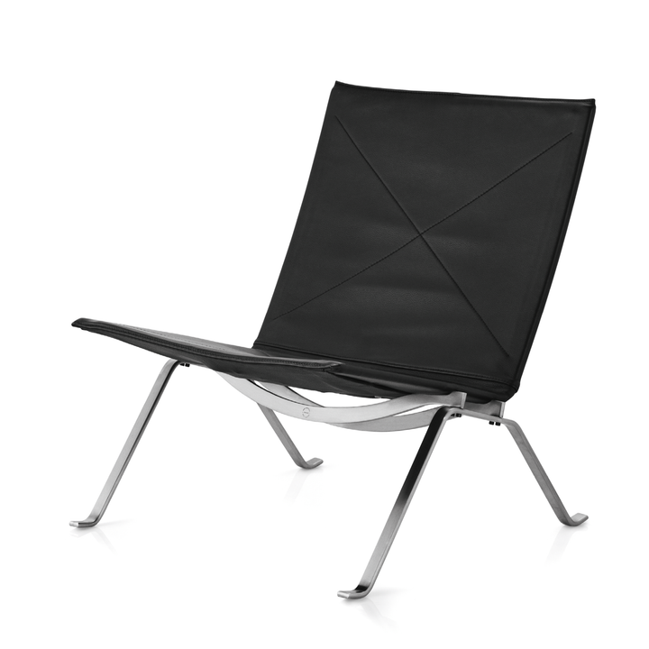 PK22 loungestol designet af Poul Kærholm for Fritz Hansen i sort aura læder