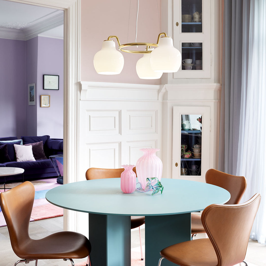 VL ringkrone 3 pendel designet af Vilhelm Lauritzen for Louis Poulsen i spisestue