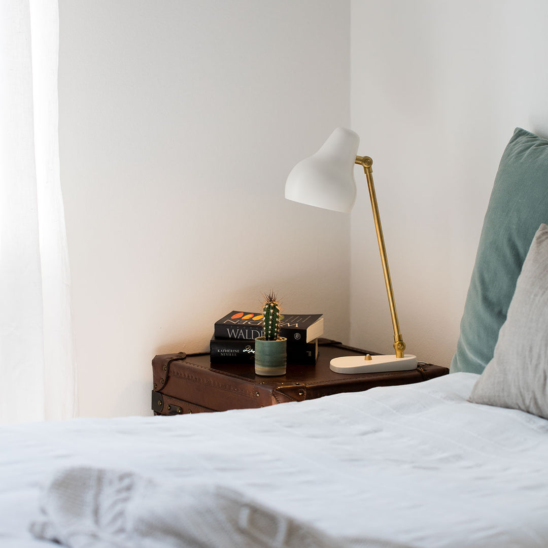 VL 38 bordlampe designet af Vilhelm Lauritzen for Louis Poulsen i hvid på natbord